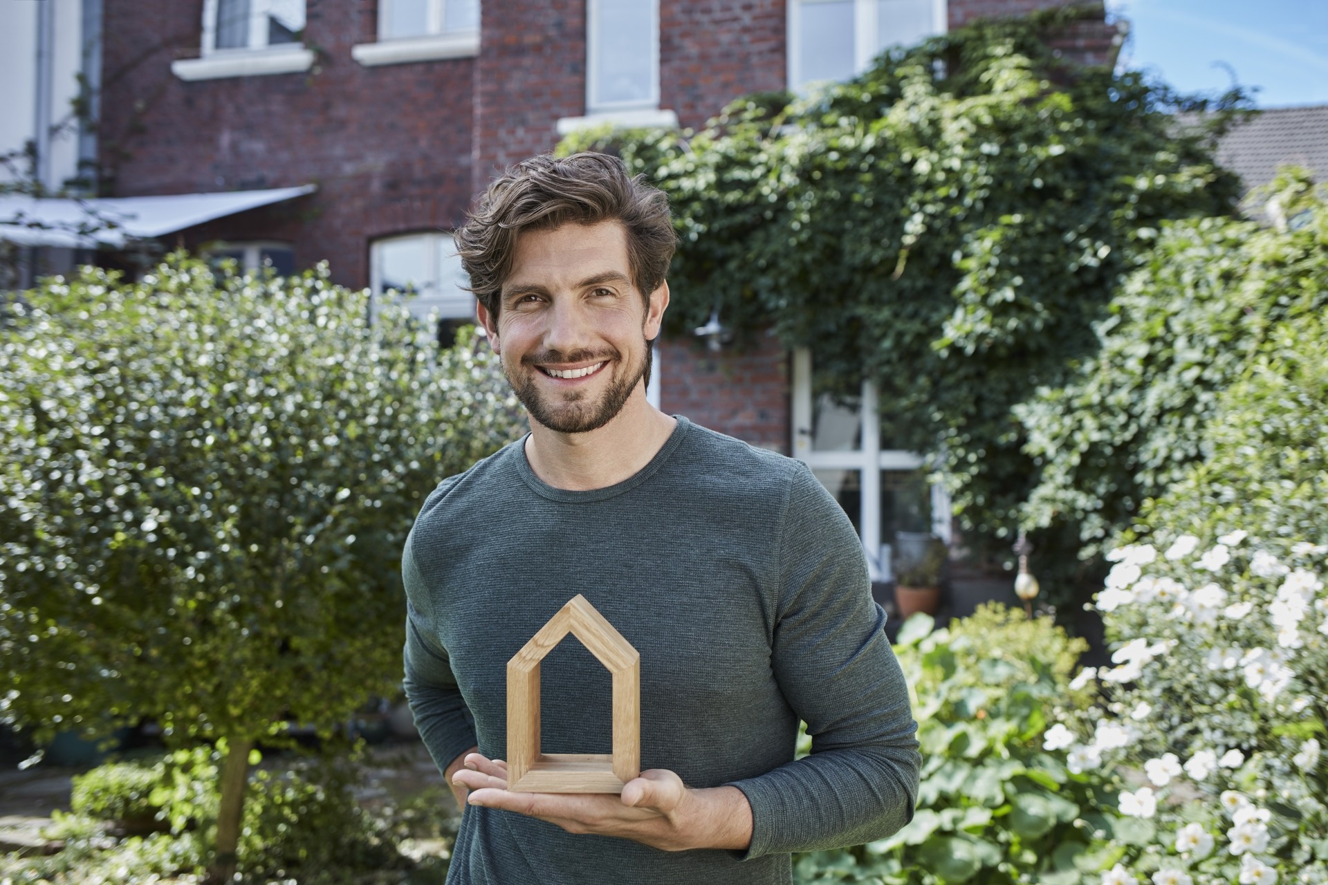 Vriendelijke man heeft de property scan gedaan en ontvangt het gratis rapport.