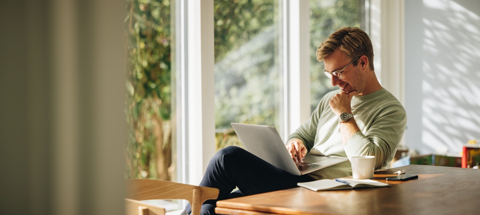 Man op laptop laat zien hoe makkelijk Vitru het maakt een zakelijke financiering aan te vragen.