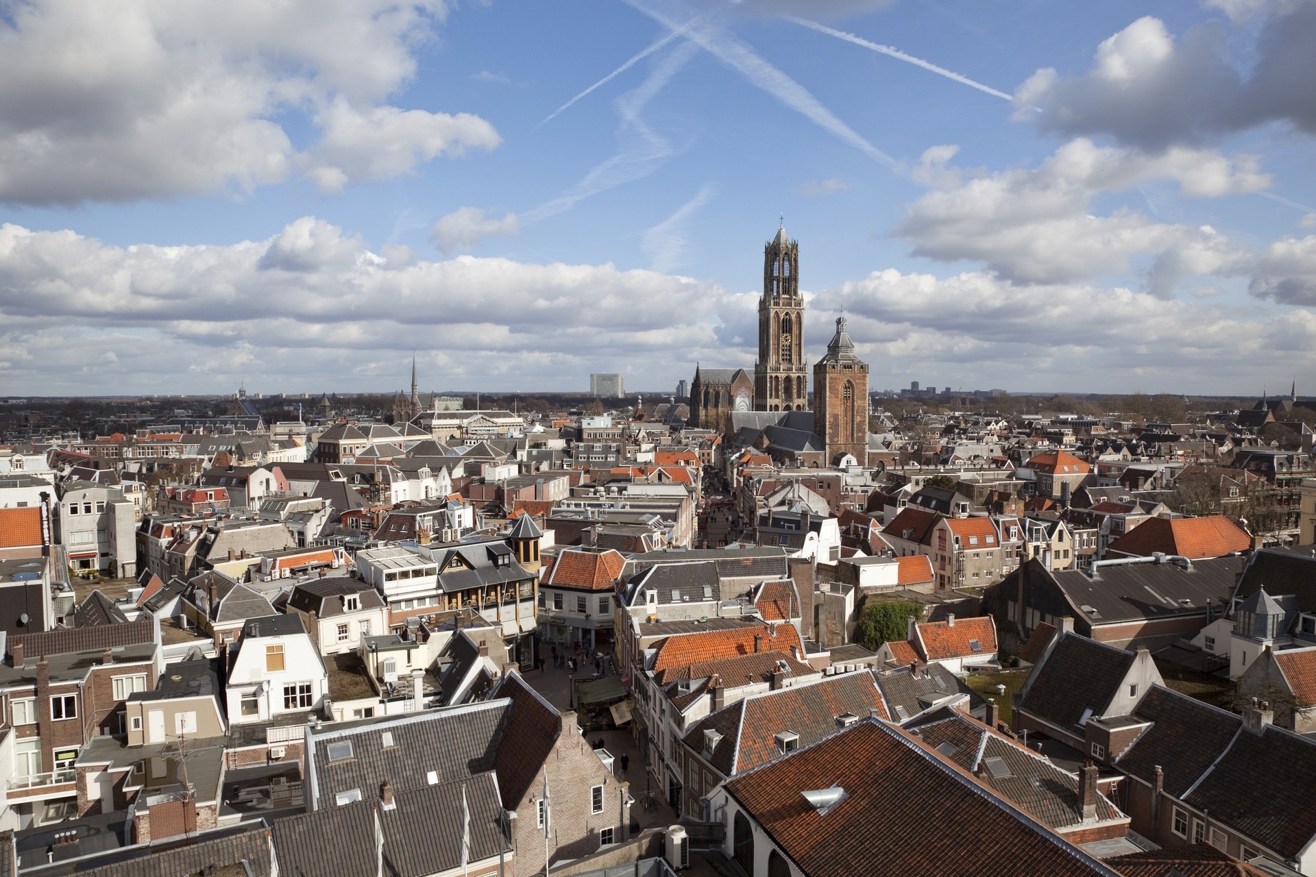 Uitzicht op het centrum van Utrecht met de Domtoren, symboliseert duurzaam investeren in zakelijk vastgoed.