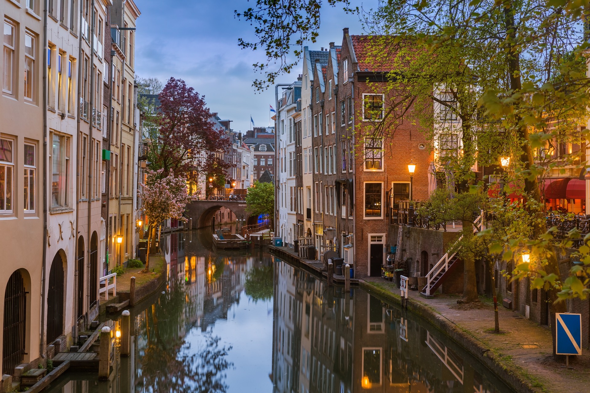 Uitzicht op de Utrechtse gracht met een focus op duurzaam investeren in zakelijk vastgoed.