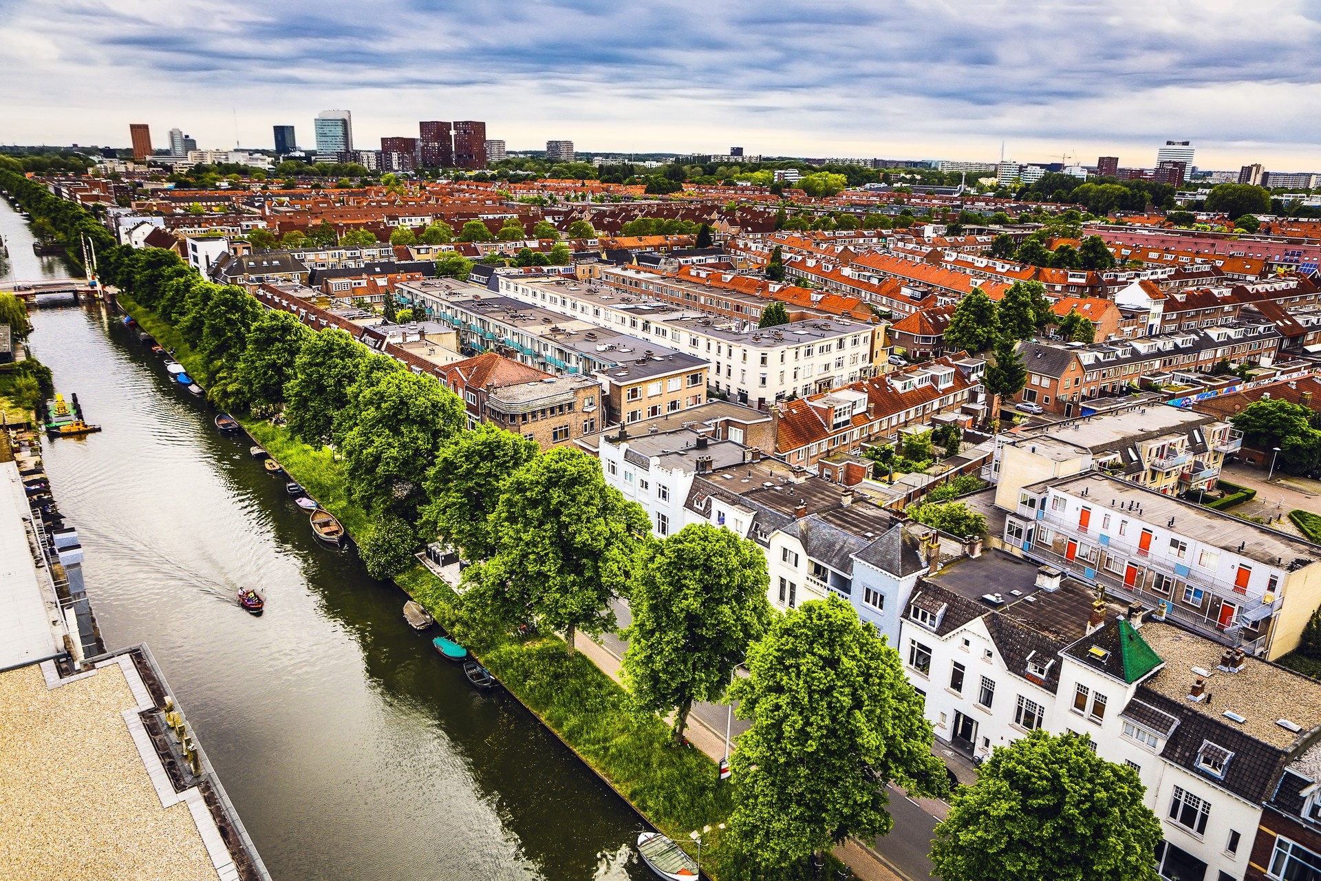 Uitzicht over Utrecht met een woonwijk op de voorgrond, symboliseert de property scan die je ontvangt van Vitru.