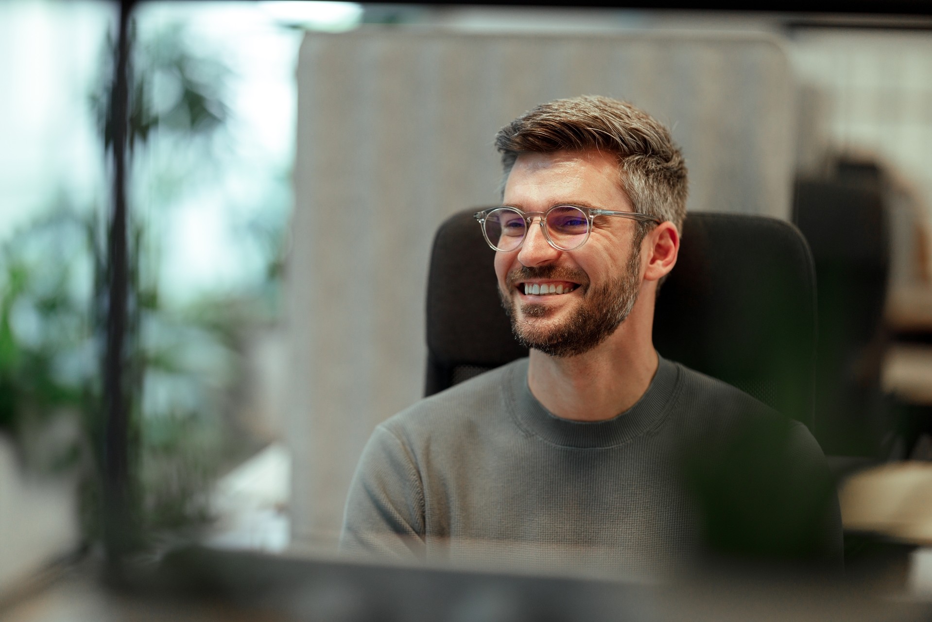 Medewerker van Vitru zit klaar om contact aanvragen te behandelen.
