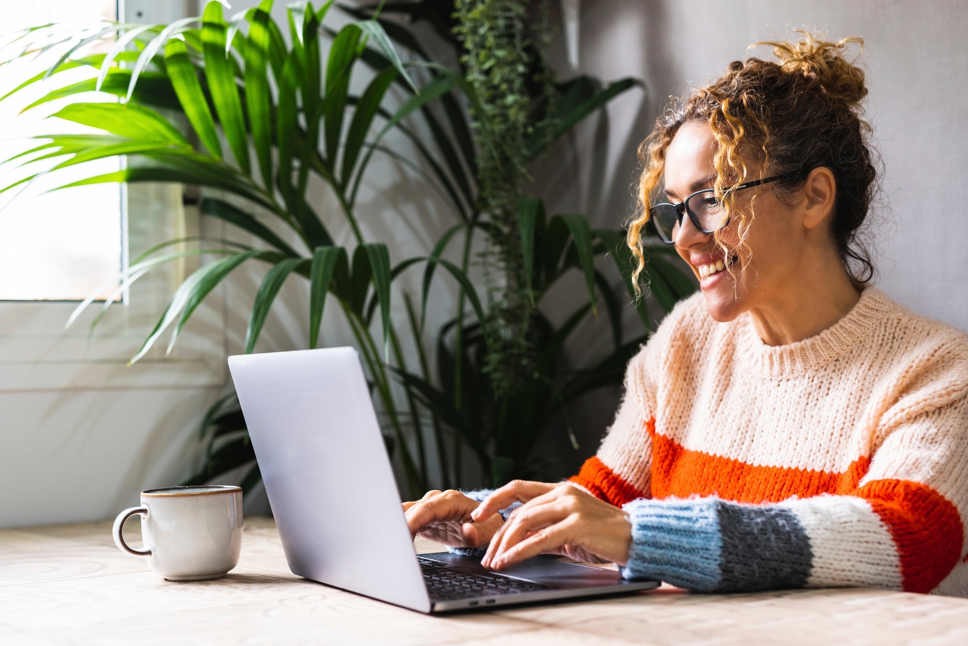 Medewerker van Vitru zit klaar achter haar laptop om vragen over de producten te beantwoorden.
